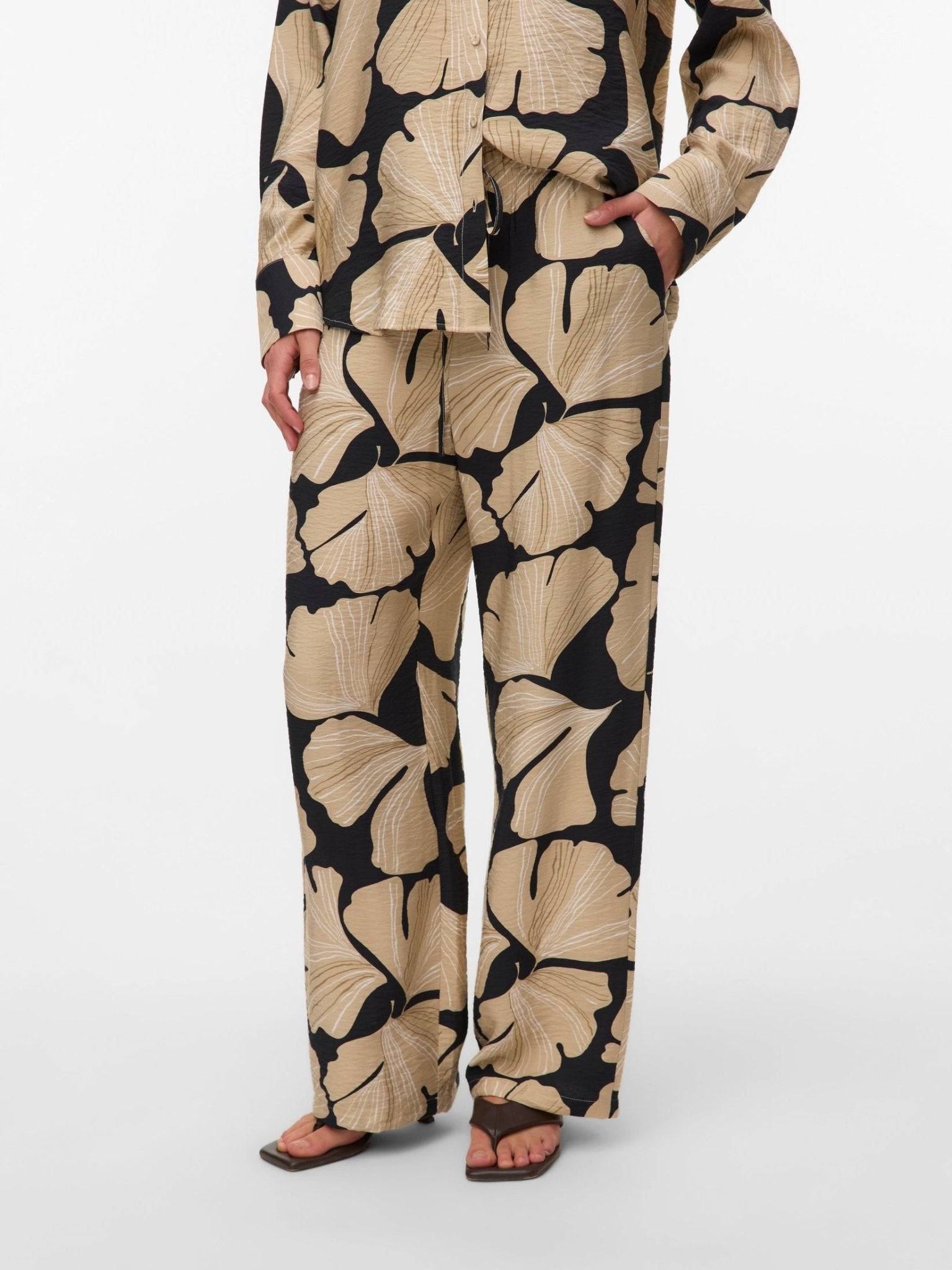 10332144 - VMLUCY IBEN MW STRAIGHT PANTS WVN GA - Castelijn mode