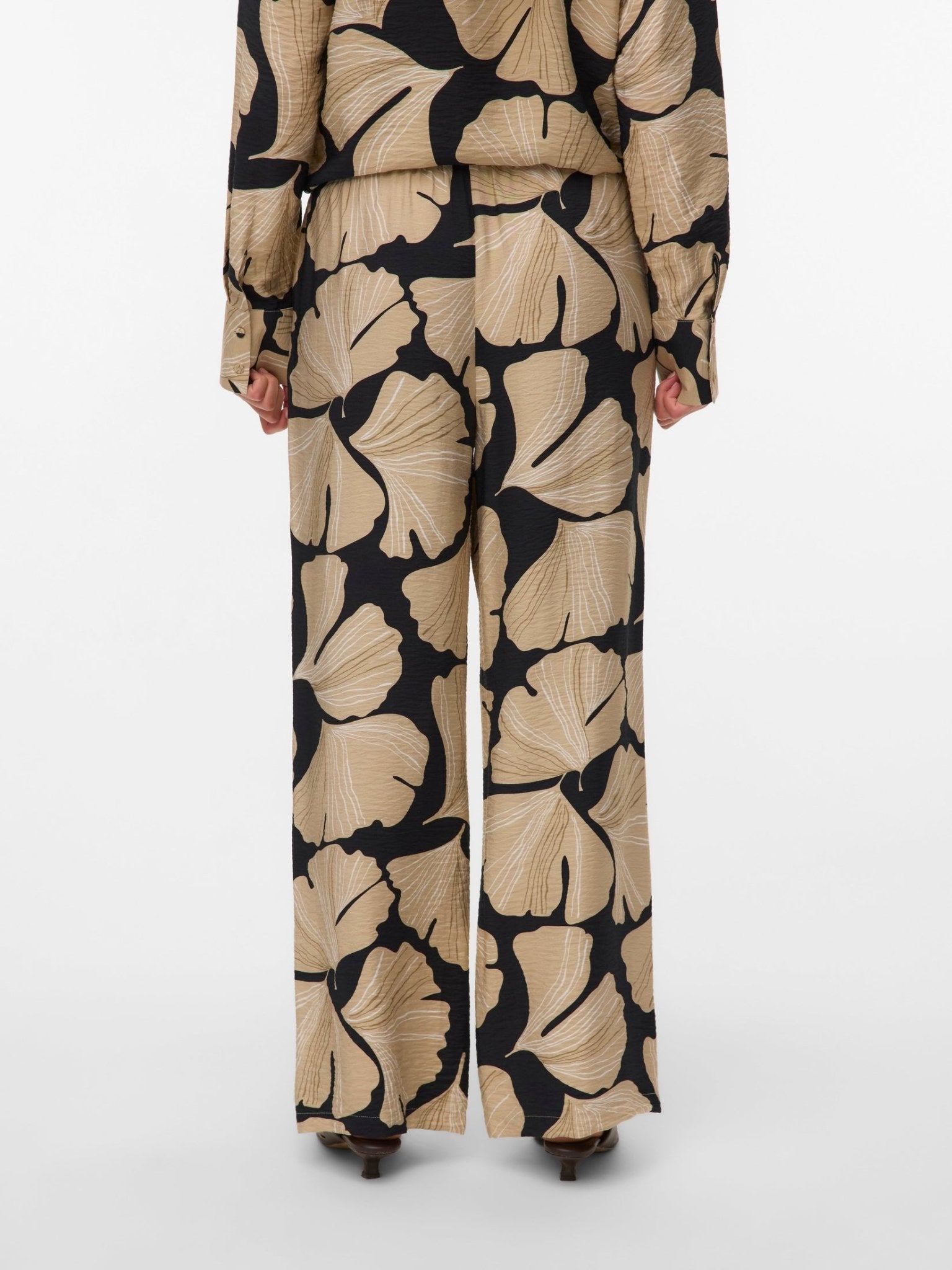 10332144 - VMLUCY IBEN MW STRAIGHT PANTS WVN GA - Castelijn mode