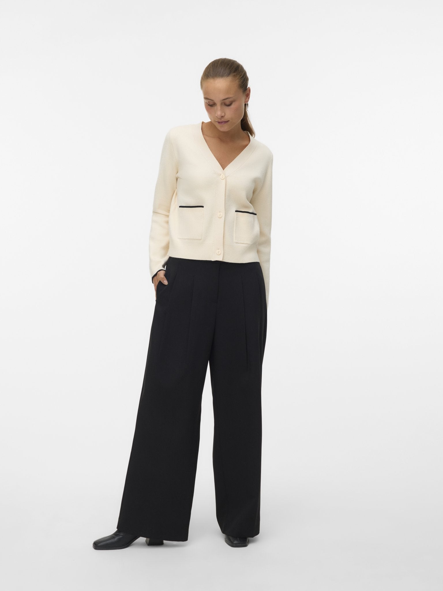 10337638 - 4892983 vmgold ls v - neck contrast Vest - Castelijn mode