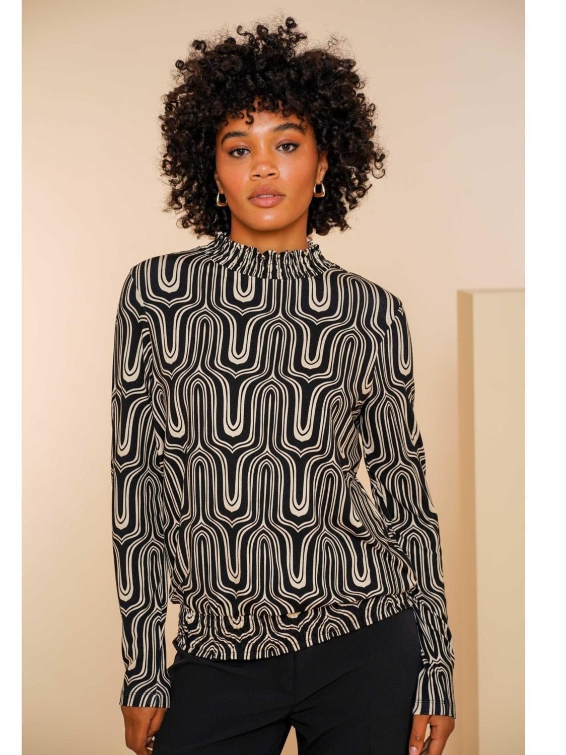 42540 - 60 000999 black/sand Top with smock - Castelijn mode