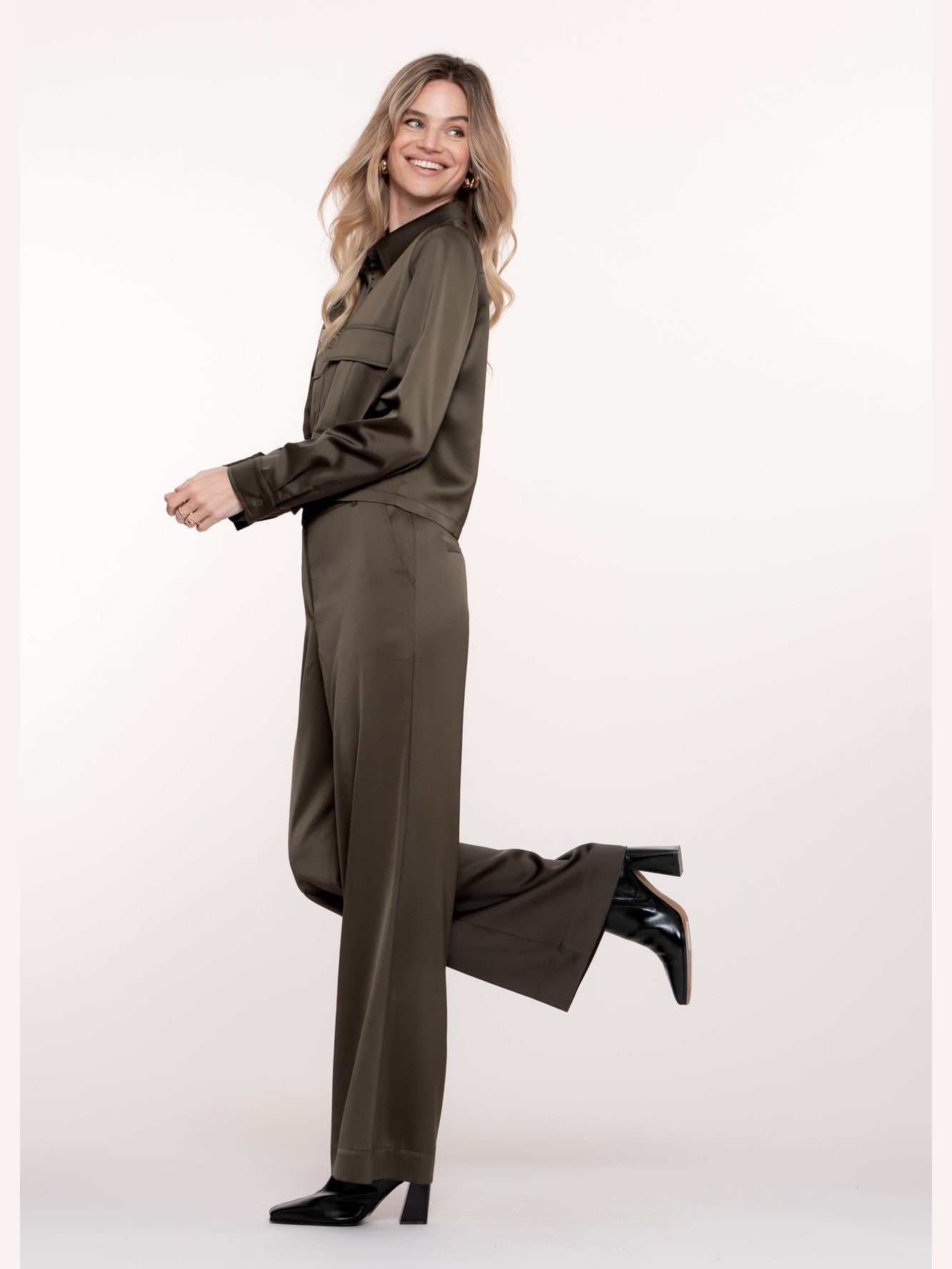 51612 - 21 - 000570 moss green Pants shiny - Castelijn mode