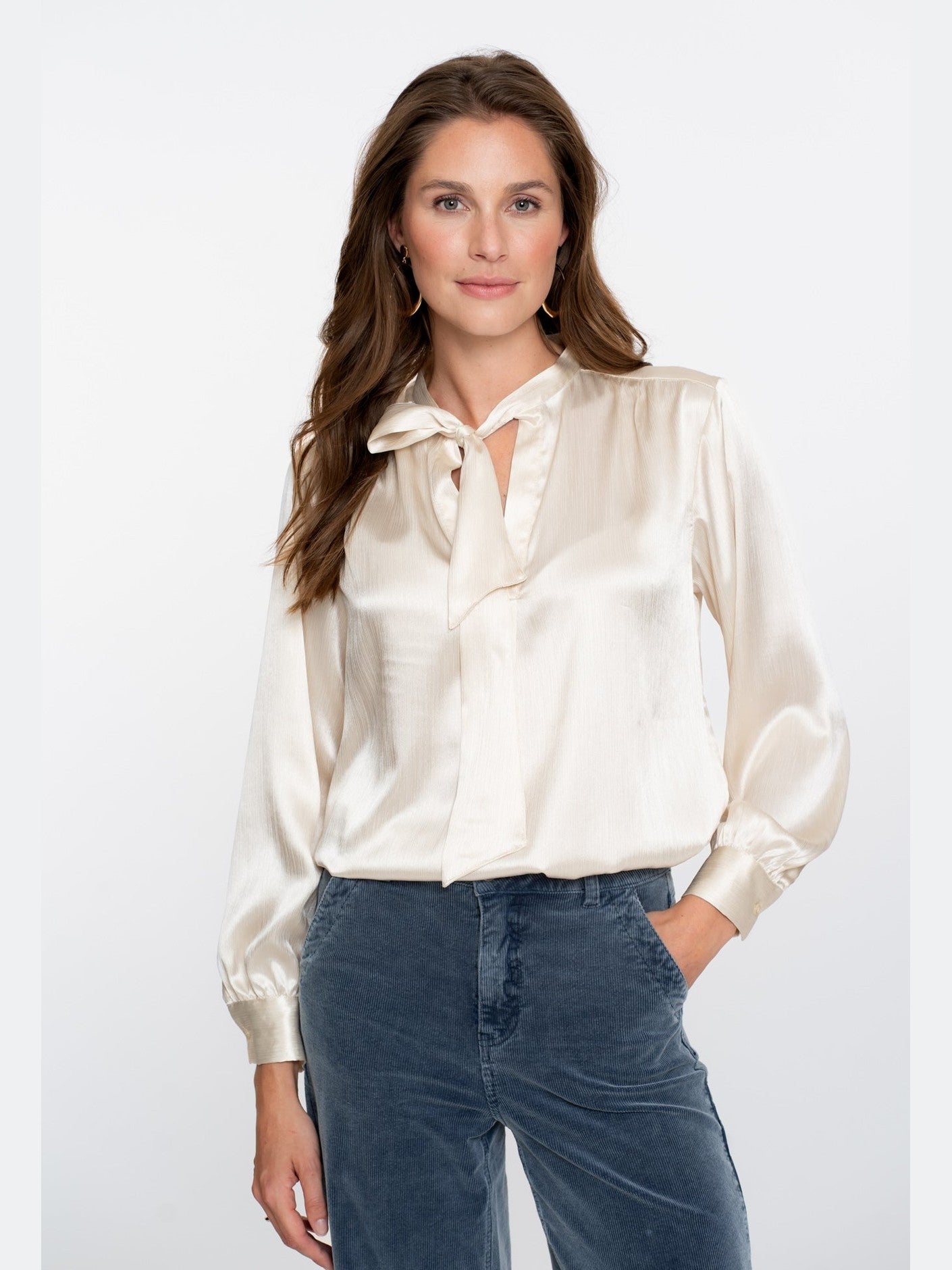 53546 - 14 701 - Blouse satin with bow - Castelijn mode