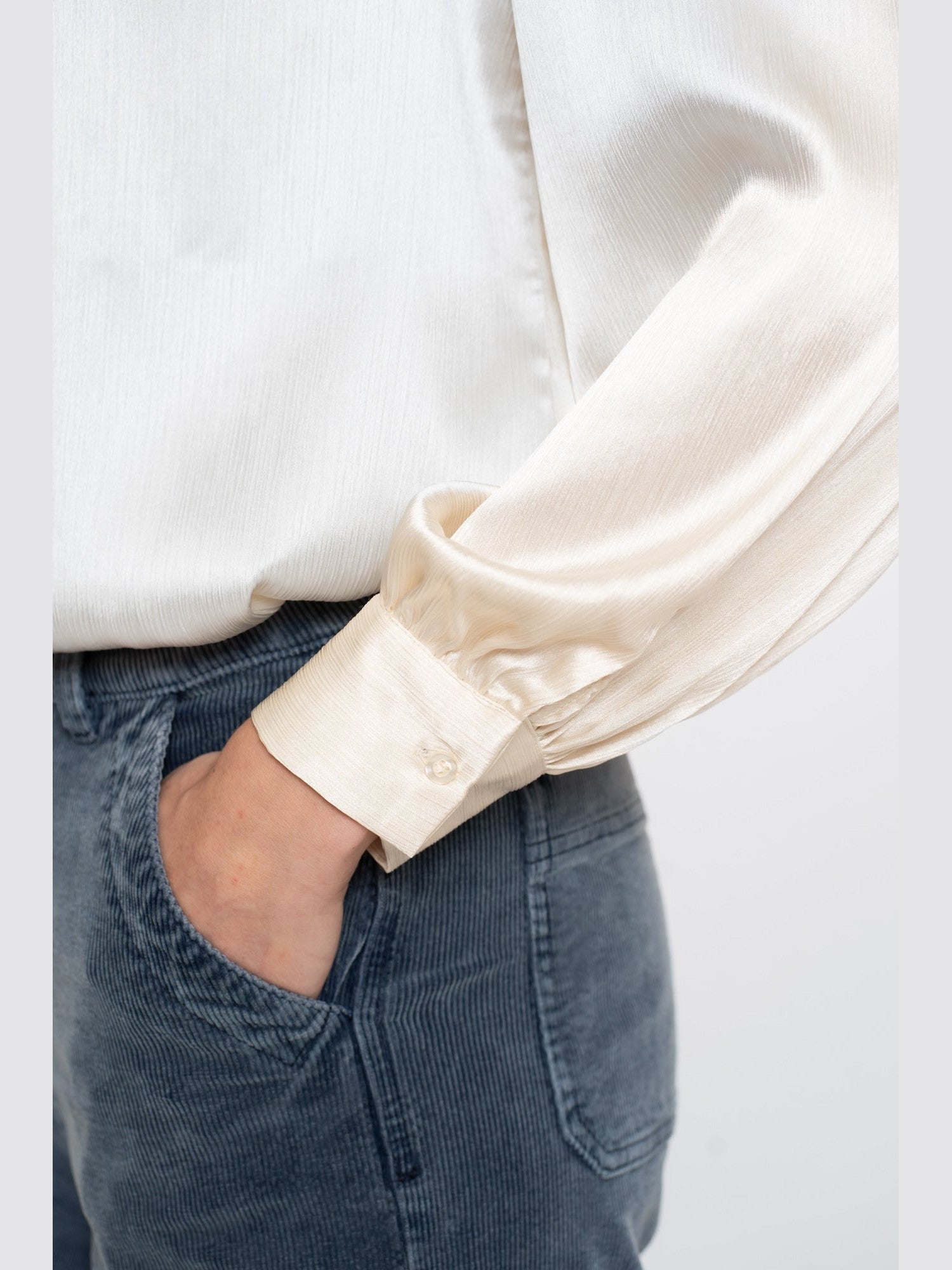 53546 - 14 701 - Blouse satin with bow - Castelijn mode