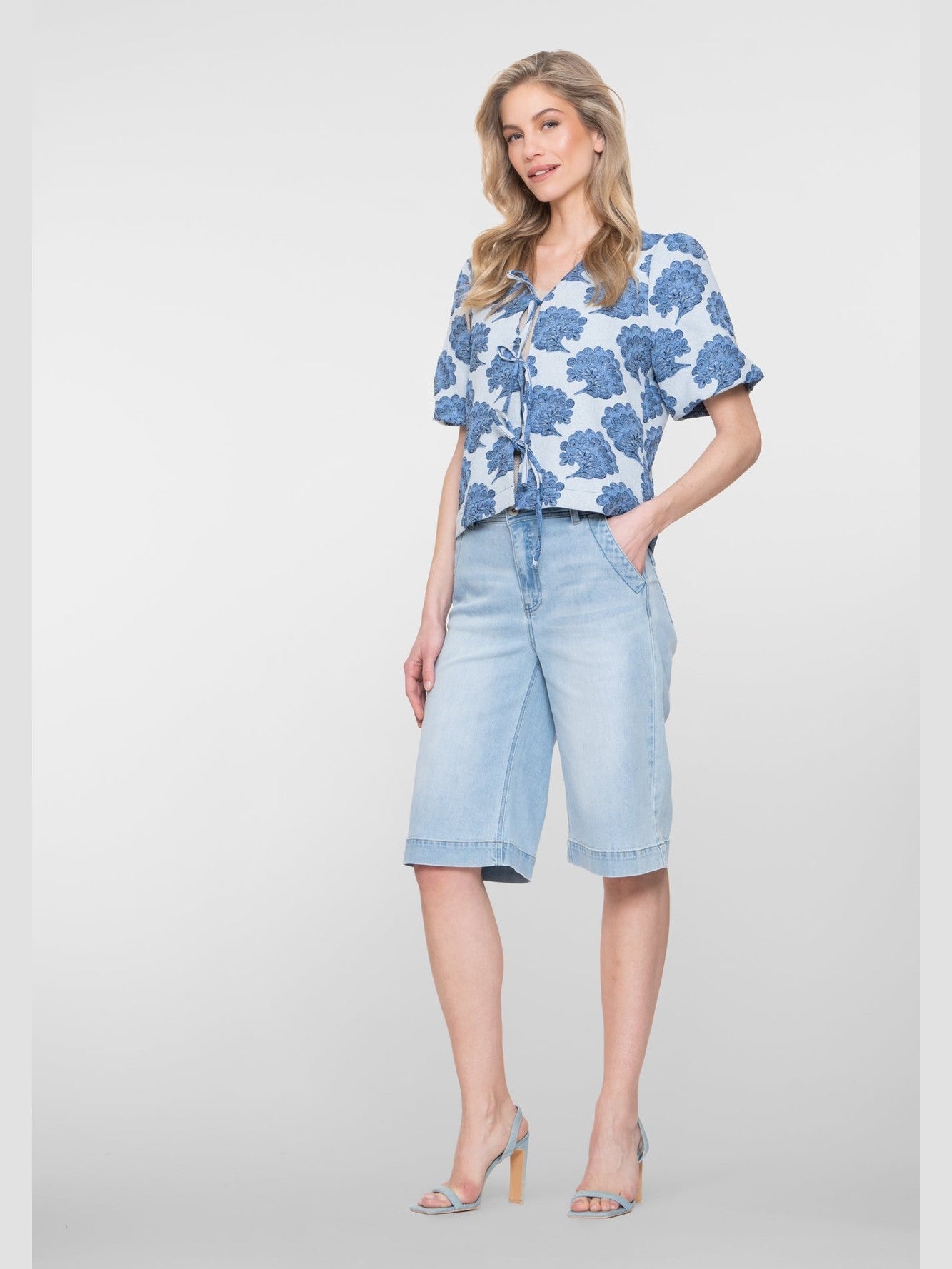 61323 - 10 Jeans Short Lichtblauw - Castelijn mode