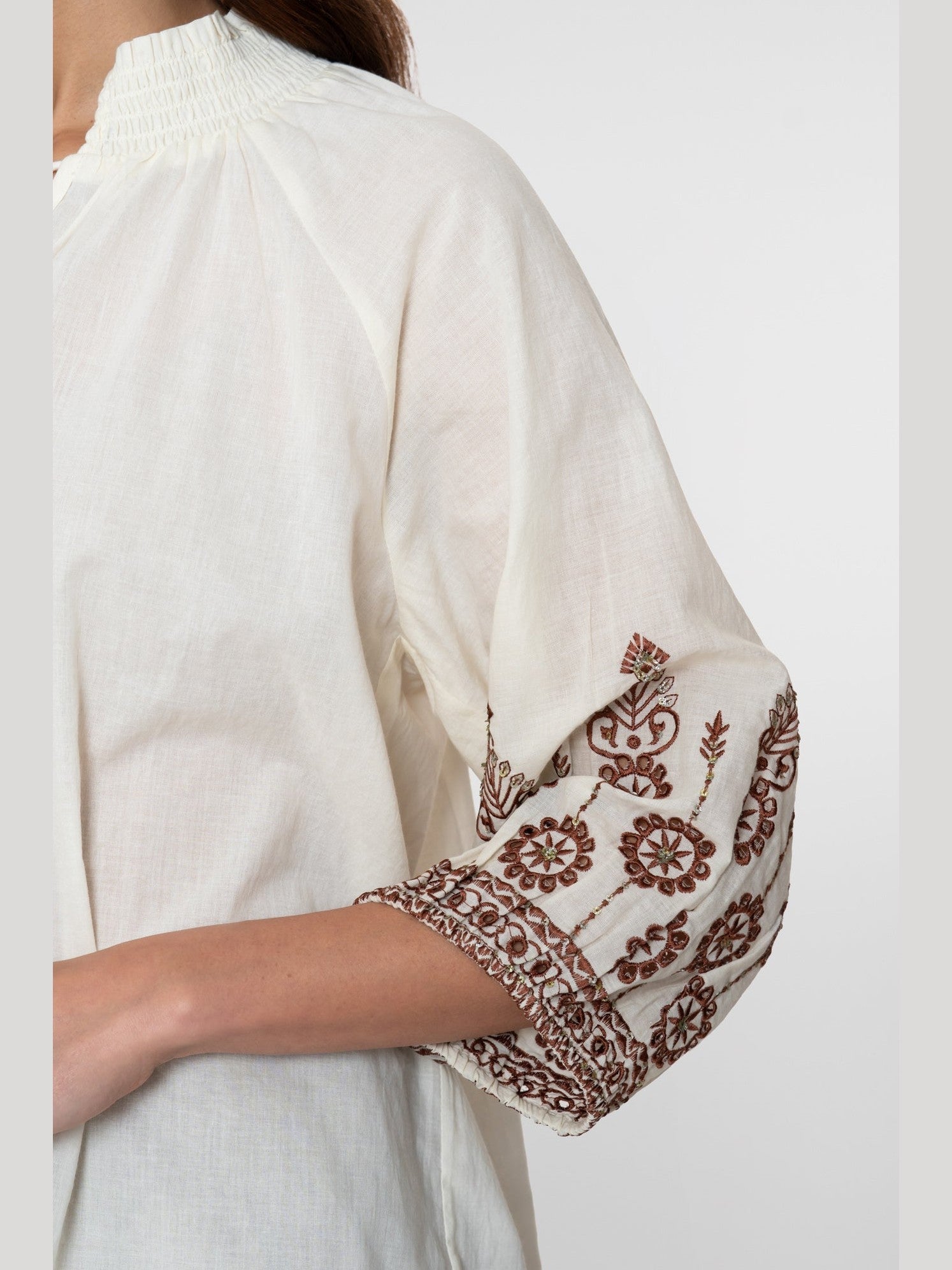 63434 - 26 Blouse Borduursel Off White Ginger - Castelijn mode