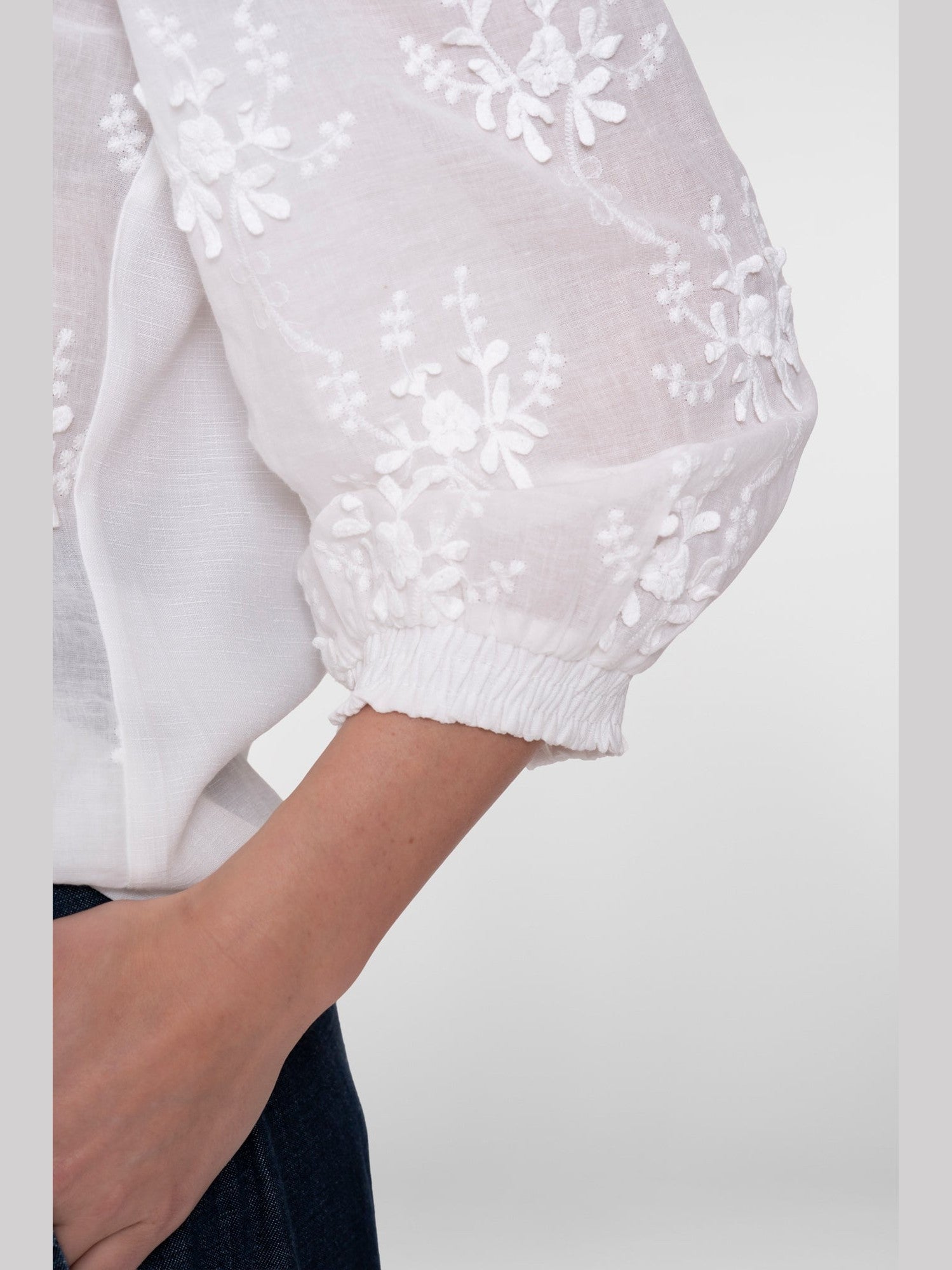 63230-26 10 Blouse met borduursel