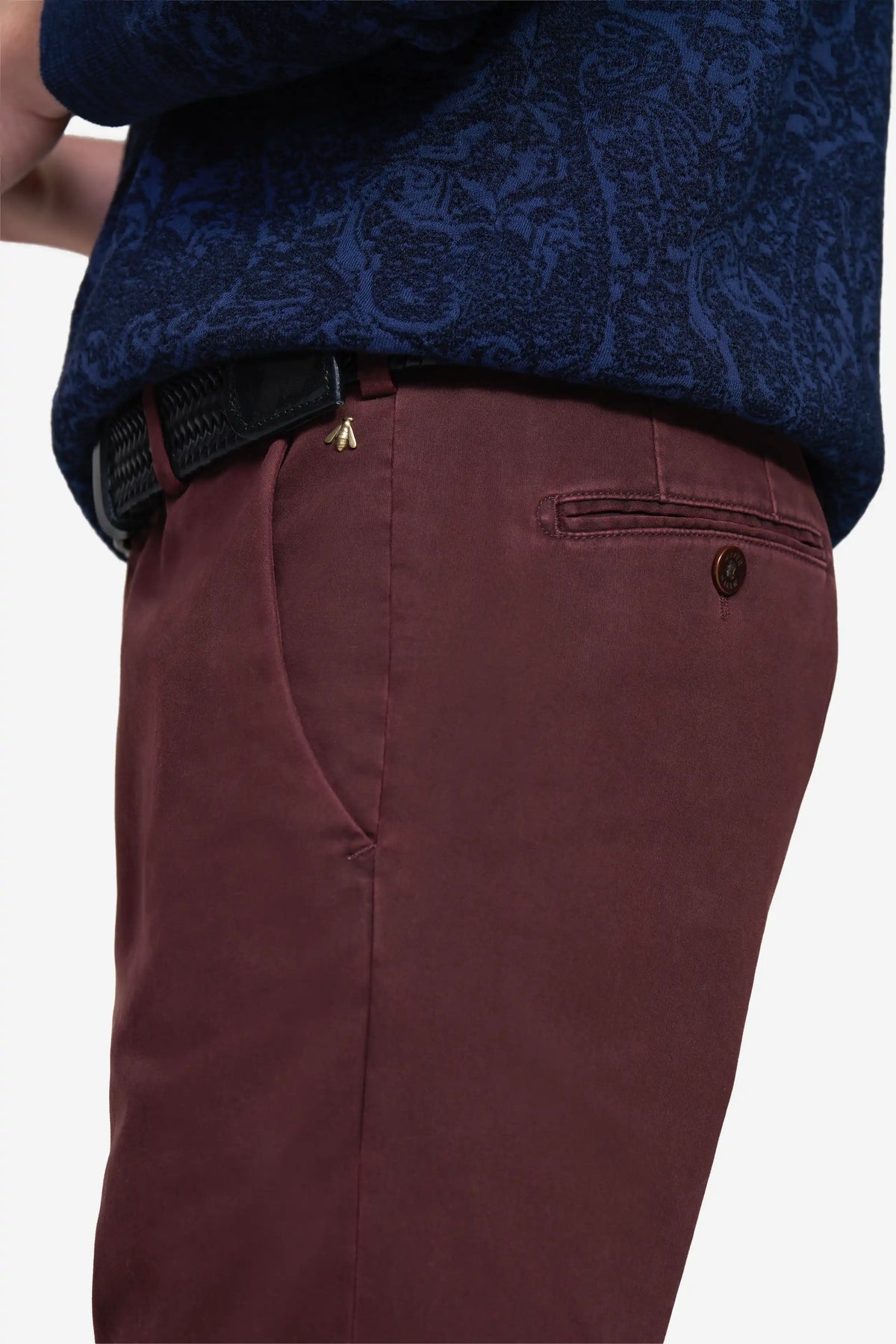 Meyer Bonn chino bordeaux – detail van de satijnstof