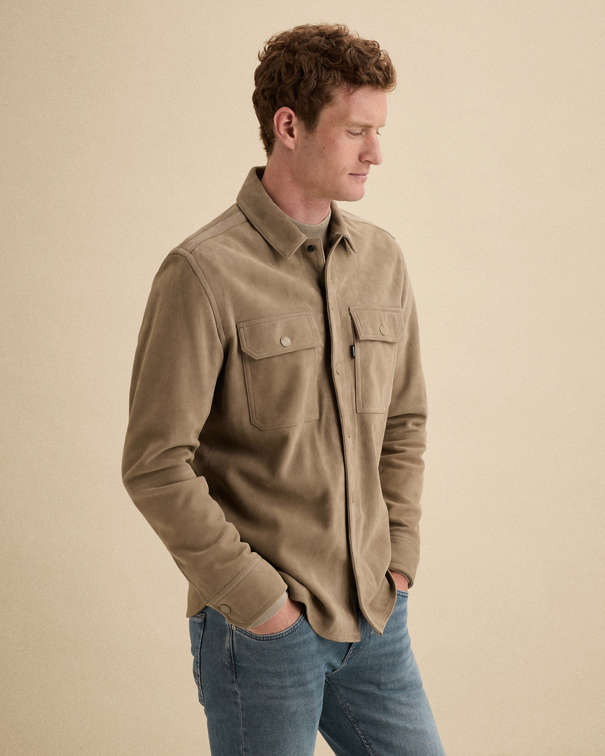 Vanguard suède overshirt beige – zijaanzicht, dichtgeknoopt gedragen