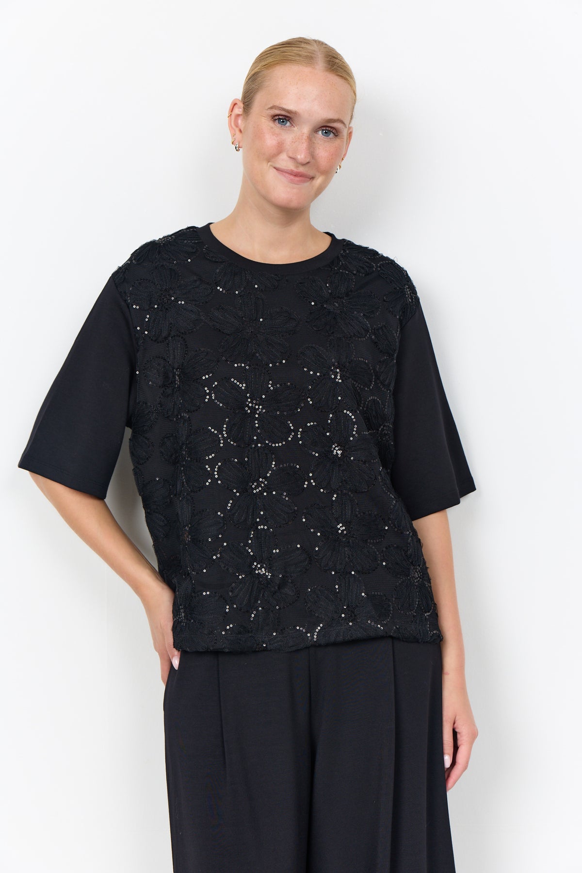 Banu T-shirt Bloemenkant Zwart