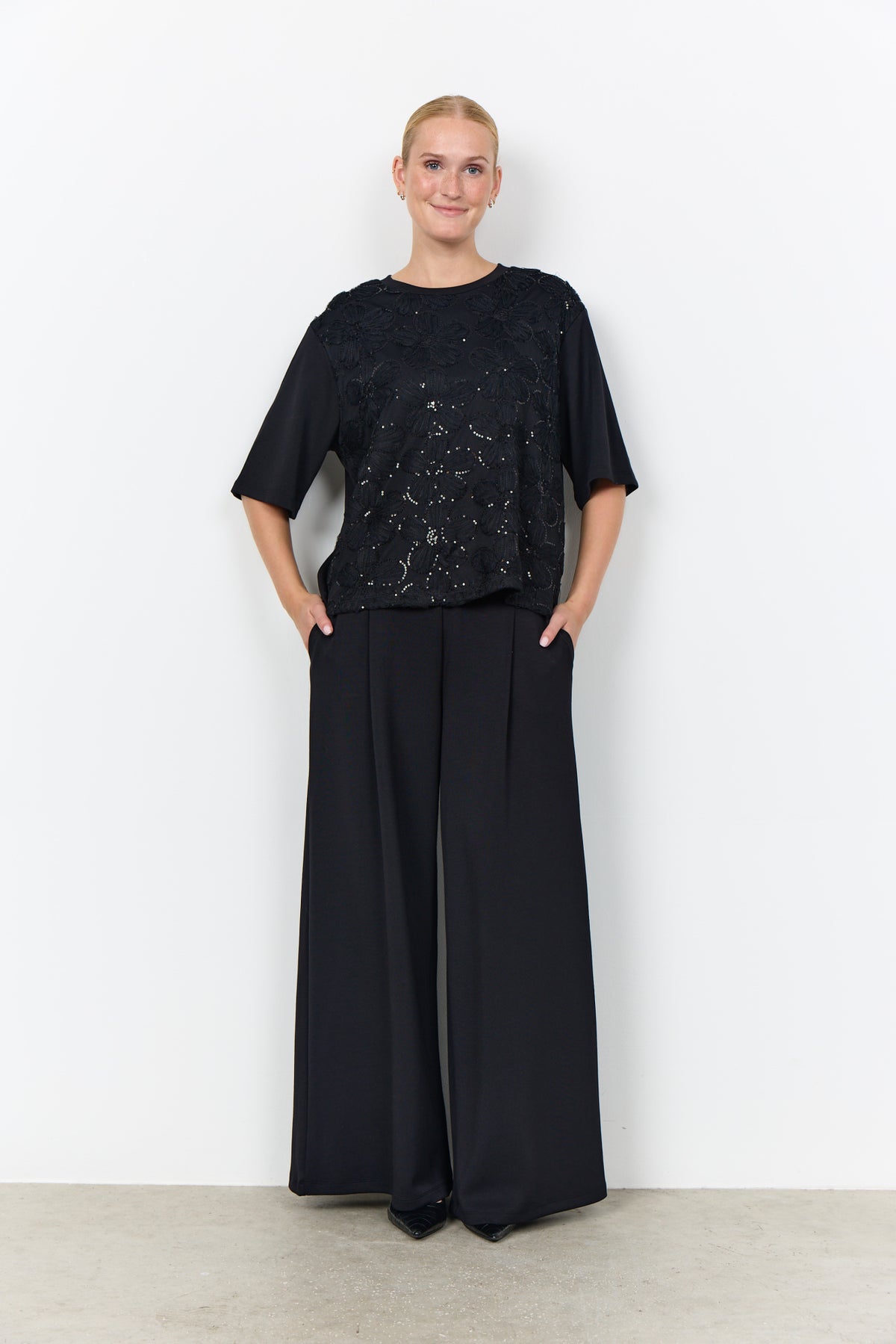 Banu T-shirt Bloemenkant Zwart
