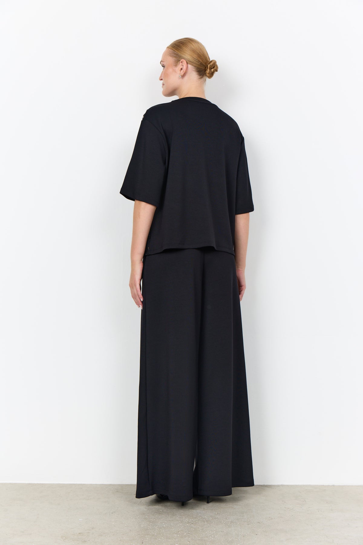Banu T-shirt Bloemenkant Zwart