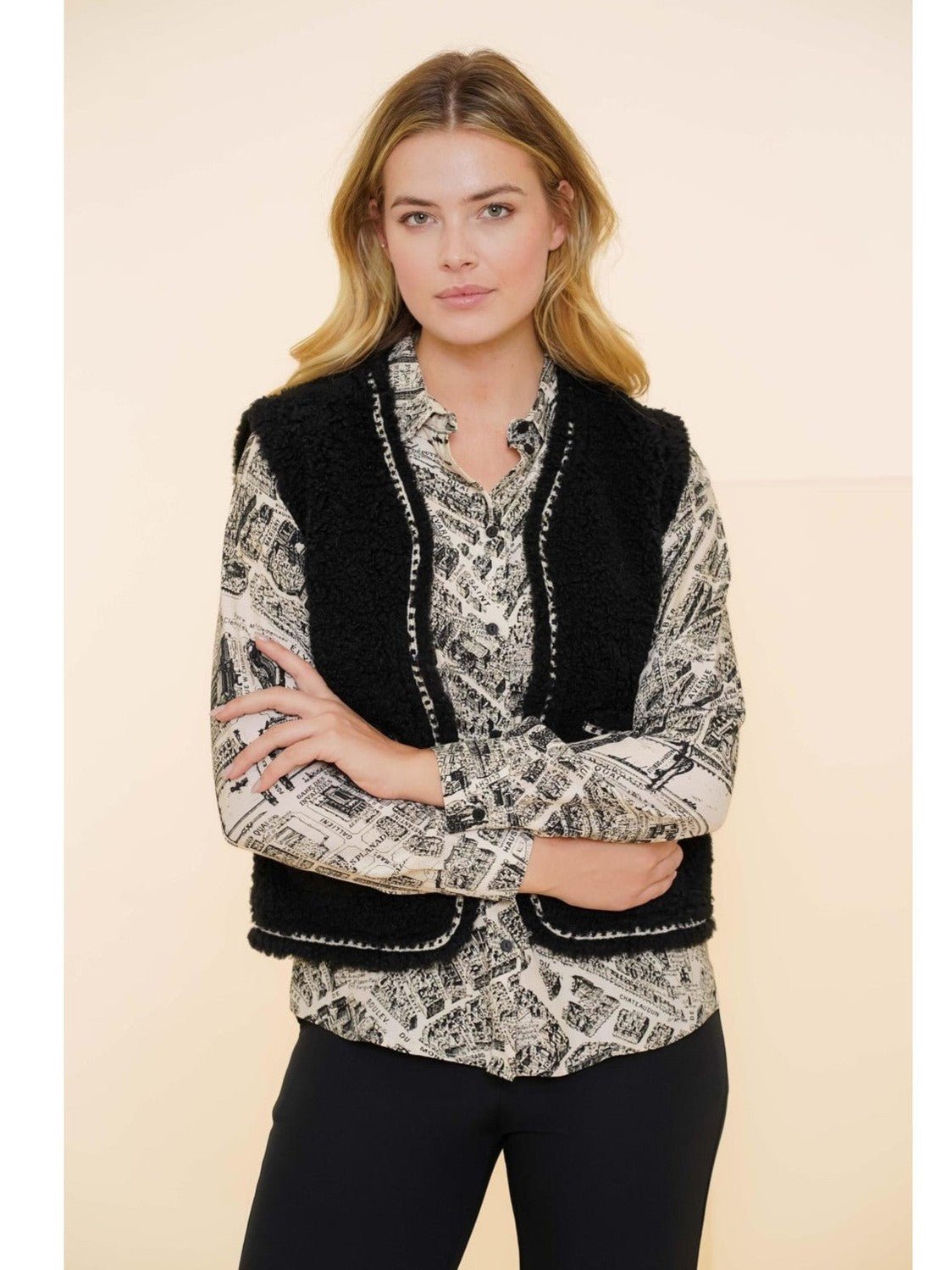 45846 - 19 000999 black Gilet teddy embroidery - Castelijn mode