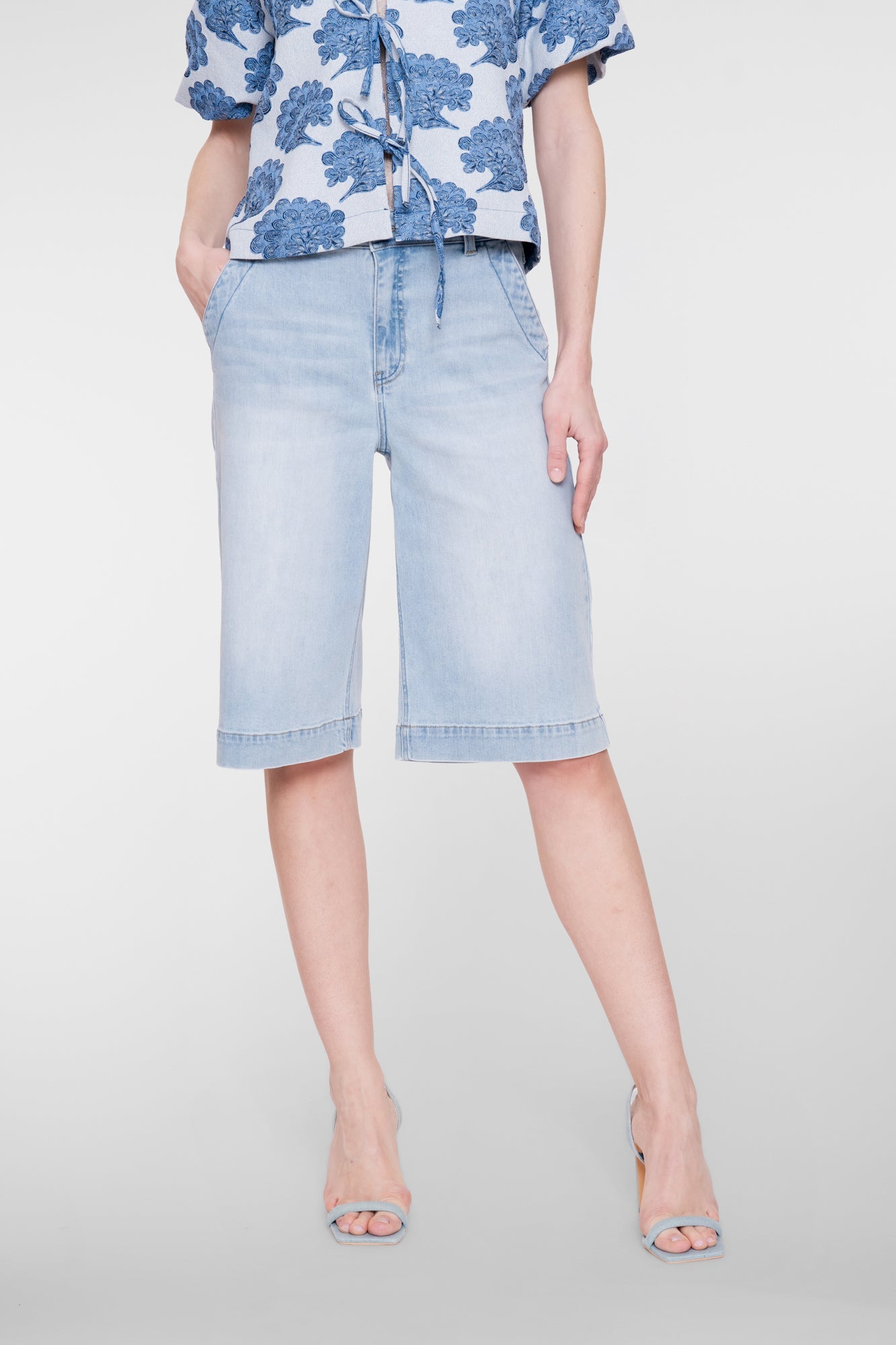 61323 - 10 Jeans Short Lichtblauw - Castelijn mode
