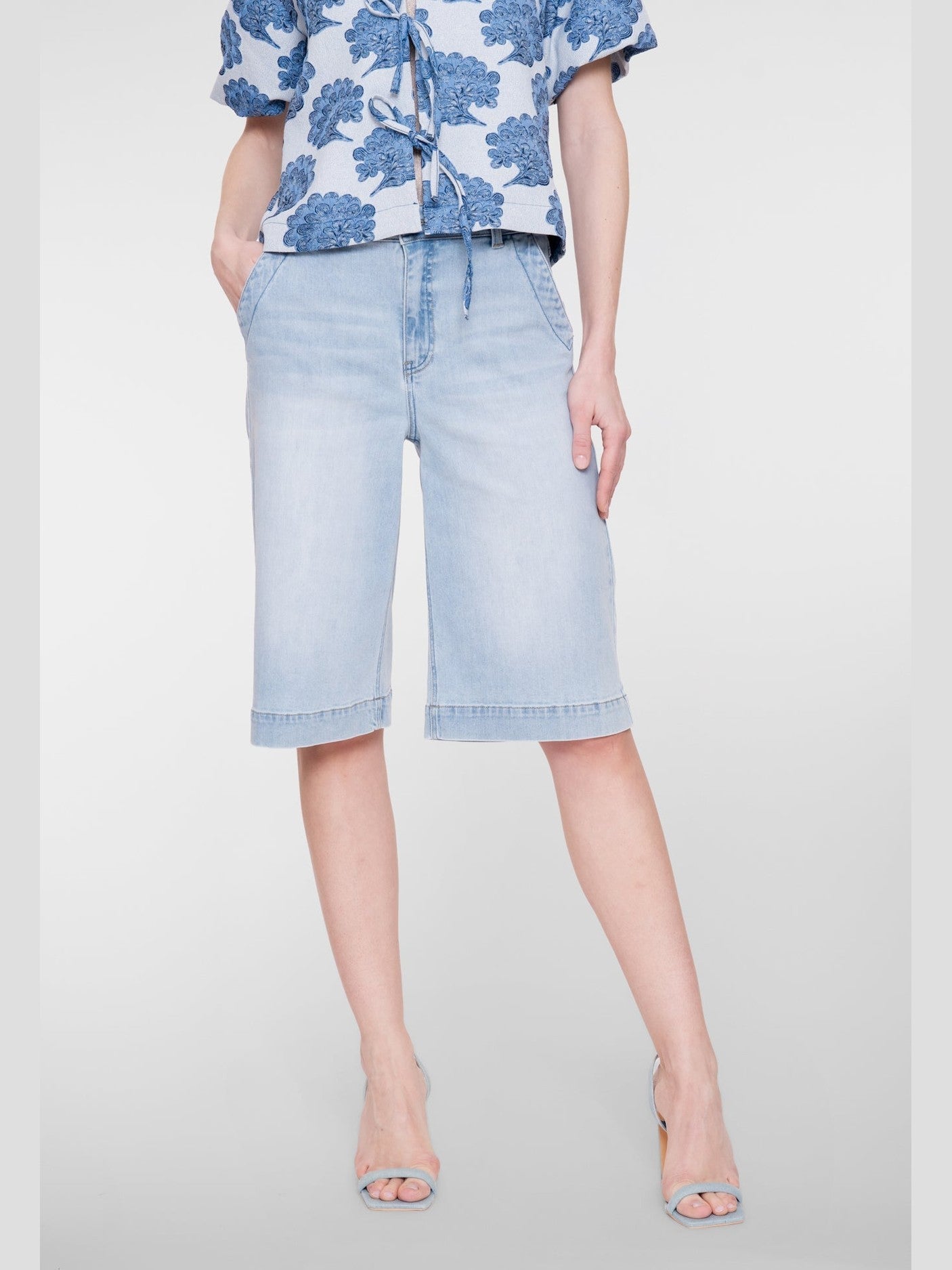 61323 - 10 Jeans Short Lichtblauw - Castelijn mode
