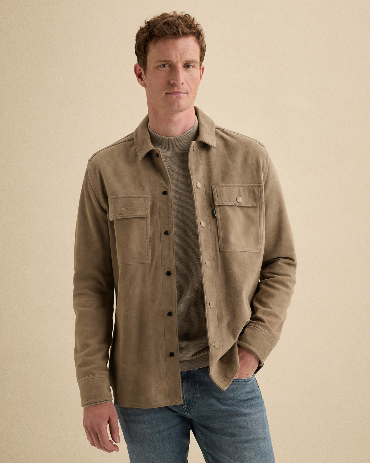 Vanguard suède overshirt beige – vooraanzicht, open gedragen over een T-shirt met jeans