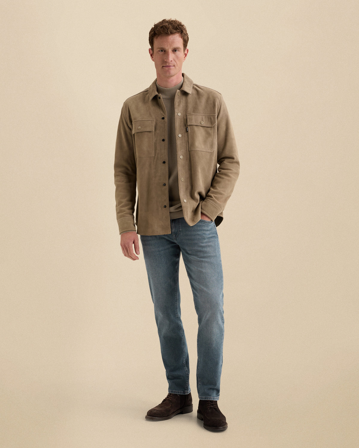 Vanguard suède overshirt beige – volledige look met lichte jeans en donkere schoenen