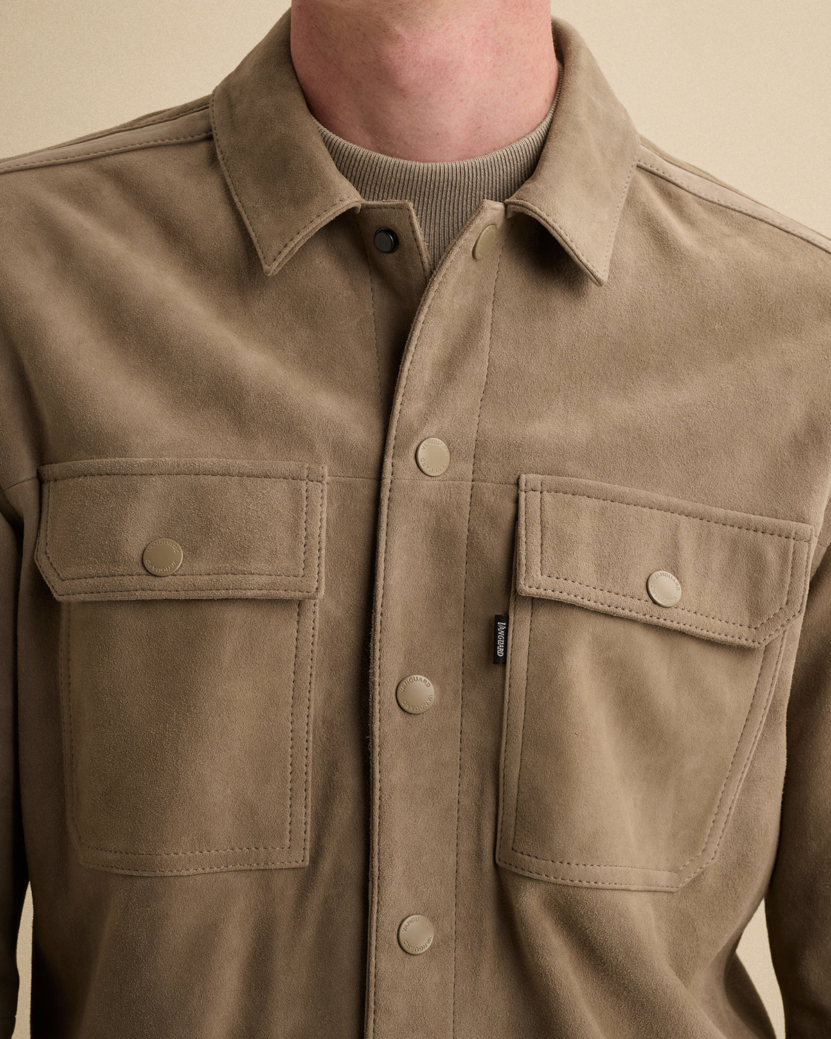 Vanguard suède overshirt beige – detail van de borstzakken met drukknopen en suède structuur