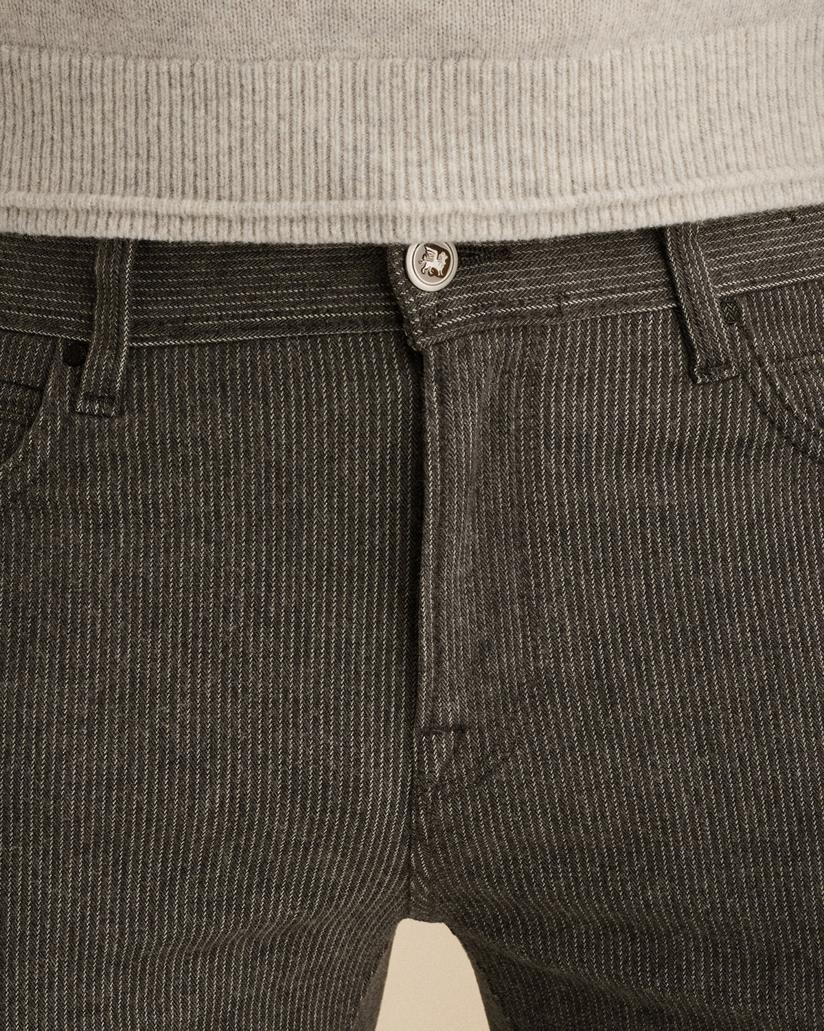 Vanguard V7 broek grijs – draagbeeld achter