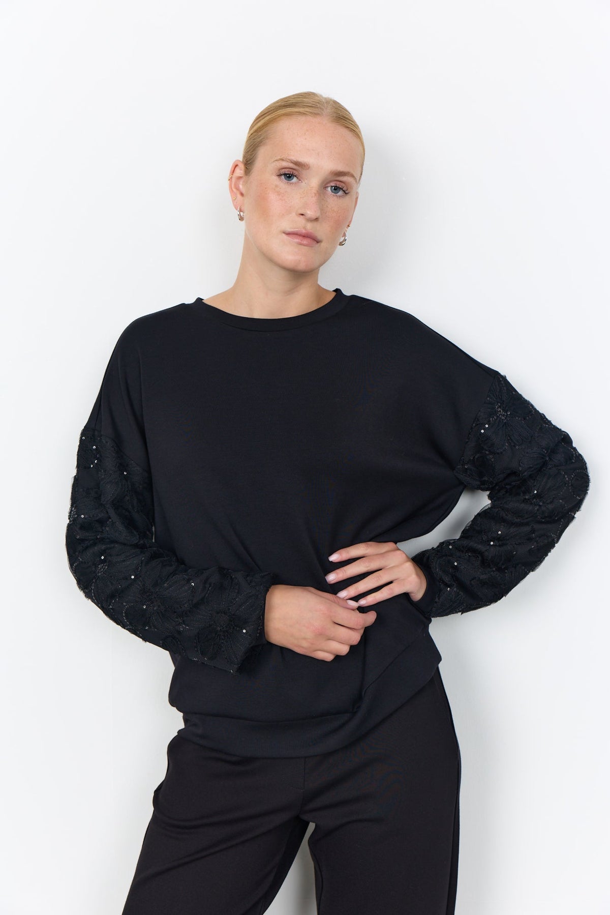 Banu Sweater Bloemenkant Zwart - Castelijn mode