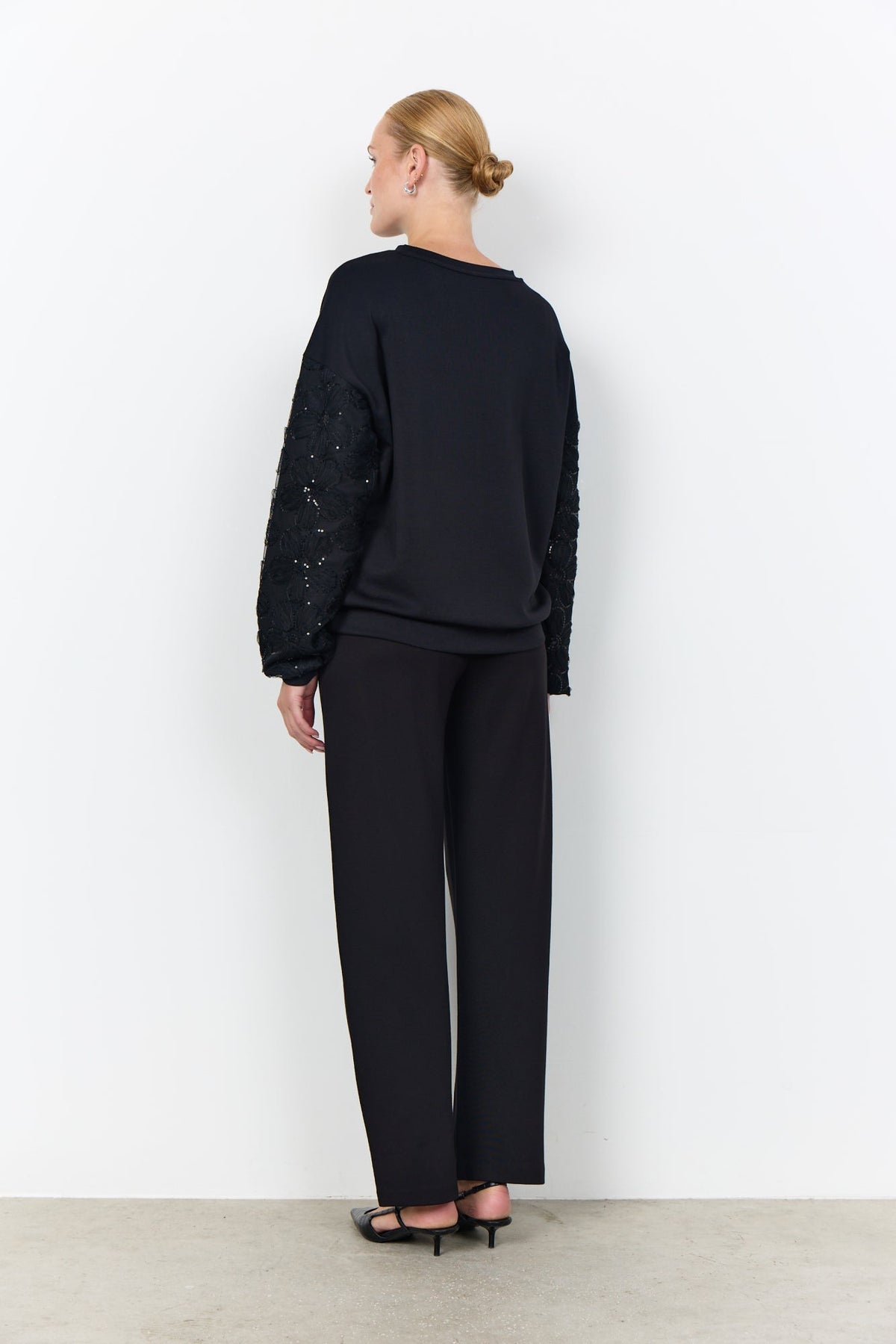 Banu Sweater Bloemenkant Zwart - Castelijn mode