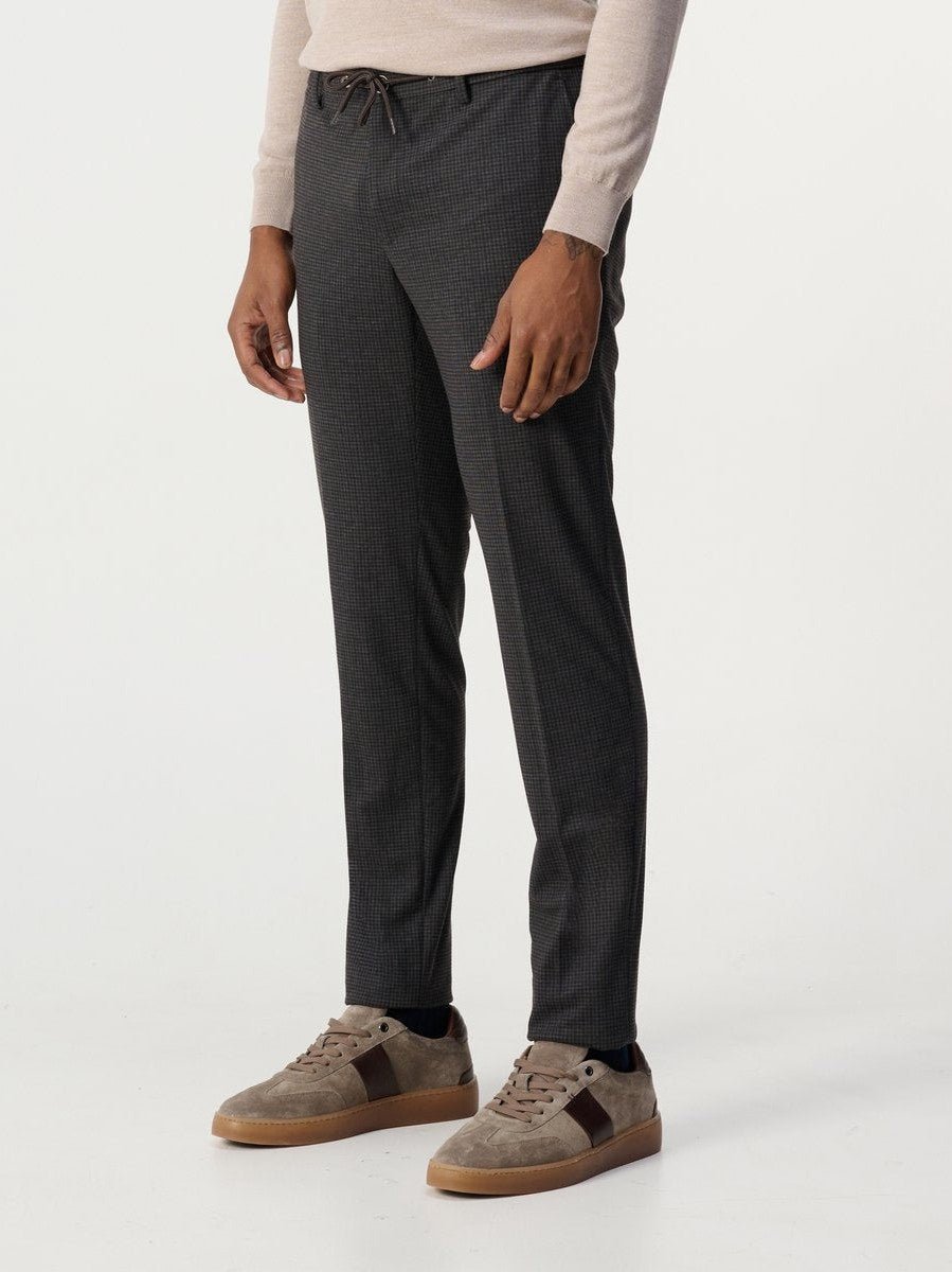 JAKEW24 - M18 Chino bruin/zwart - Castelijn mode